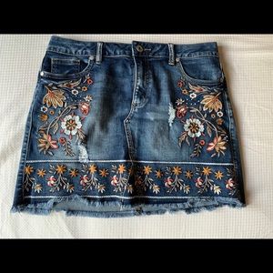 Jean mini skirt with flowers embroider